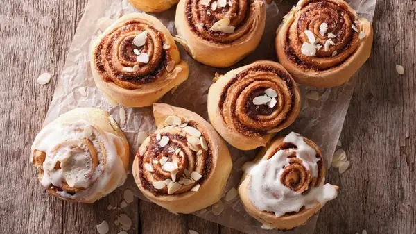 Булочки с корицей и крем-сыром: рецепт мягкой и ароматной выпечки