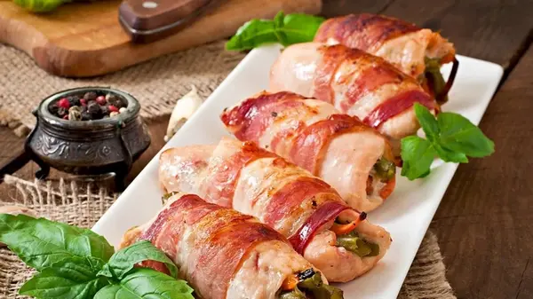 Рулетики из индейки с болгарским перцем и сыром в беконе: рецепт необычного горячего блюда