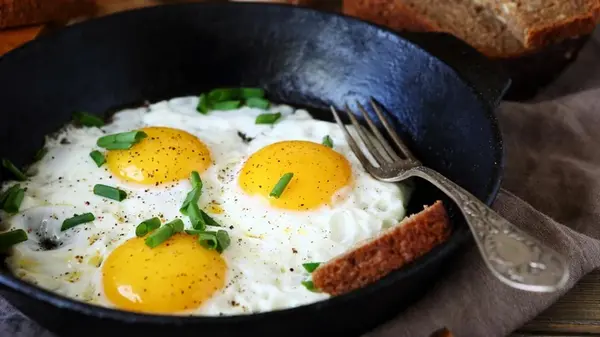 Яичница получится идеальной, если масло заменить этим: простой лайфхак, который изменит все