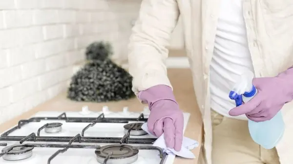 Старая газовая плита будет сиять чистотой, как новая: вам понадобится это средство и 5 минут времени