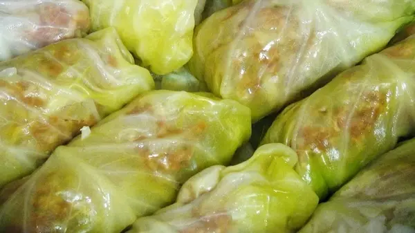 Капусту для голубцов никогда не варите в кастрюле: лайфхак, который поможет сделать это за 10 минут