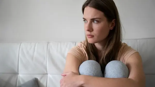 Тревога и тревожное расстройство: чем отличаются, почему возникают и когда нужна помощь