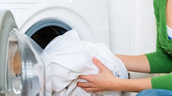 Как отбелить белые вещи в домашних условиях: что добавить в стиральную машину