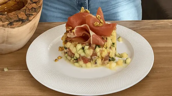 Тартар из прошутто и дыни: рецепт изящной закуски