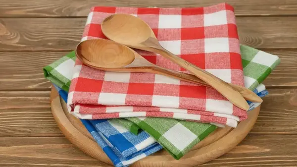 Как отстирать кухонные полотенца от грязи и жира: 11 важных советов