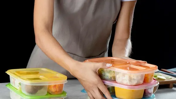 Их нельзя хранить в пластиковых контейнерах: токсиколог назвал 5 продуктов