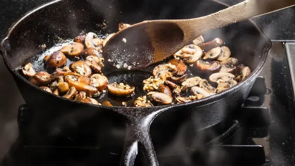 Что никогда не следует готовить на чугунной сковороде: шеф-повар назвал всего один продукт