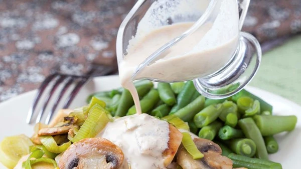 Соусы из сметаны: универсальная основа для кулинарных экспериментов