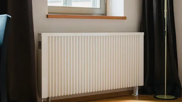 Зачем обматывать батарею полиэтиленовым пакетом: причина совсем не в тепле