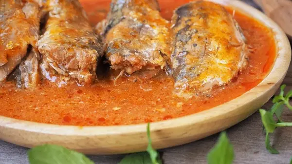 Суп из кильки в томатном соусе: очень быстрый рецепт