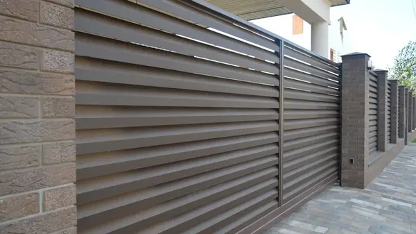 Как выбрать качественные ламели для забора: обращаем внимание на металл и покрытие