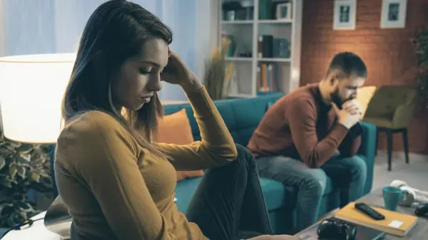 Как понять, что ваш партнер несчастлив в отношениях: 3 тонких сигнала