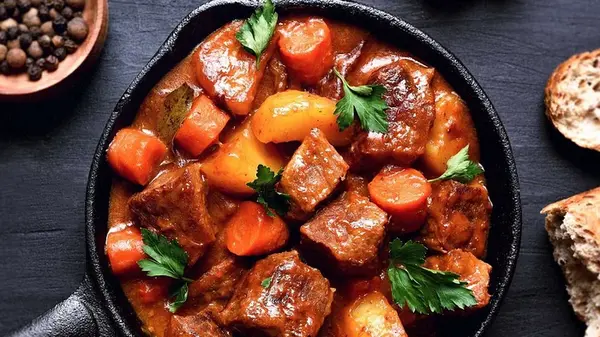 Забудьте про томатную пасту и муку: добавьте в гуляш этот продукт — и соус будет густым