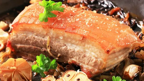 Свиная грудинка в луковой шелухе: рецепт вкусной украинской закуски