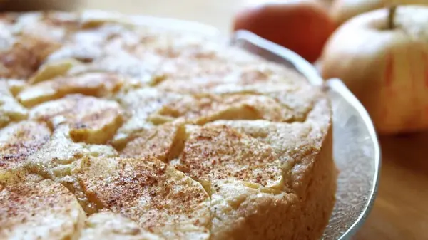 Как приготовить яблочный пирог: кулинары поделились идеальным рецептом для осени