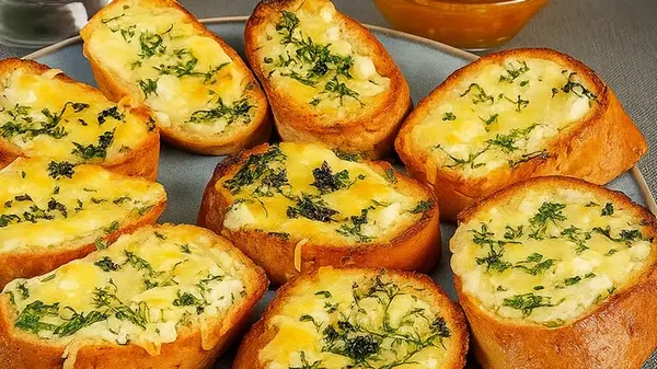 Запеченные французские тосты: рецепт идеального перекуса с золотистой корочкой