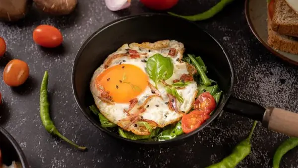 5 продуктов, которые можно добавить к яичнице, чтобы сделать ее еще вкуснее