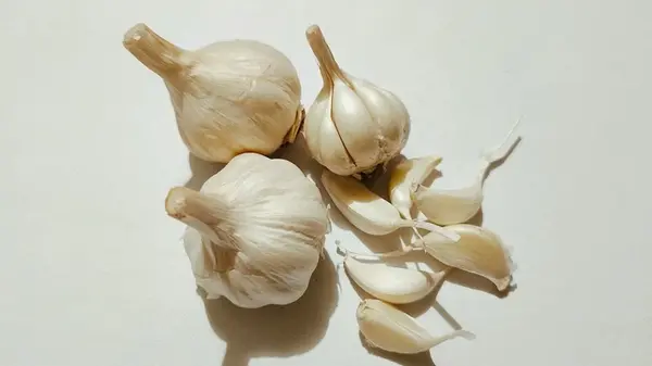 Чеснок можно добавлять не только в плов, но и в горшки с цветами