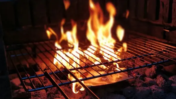 Ваш гриль будет сиять как новый: секрет с фольгой и солью, который скрывают специалисты