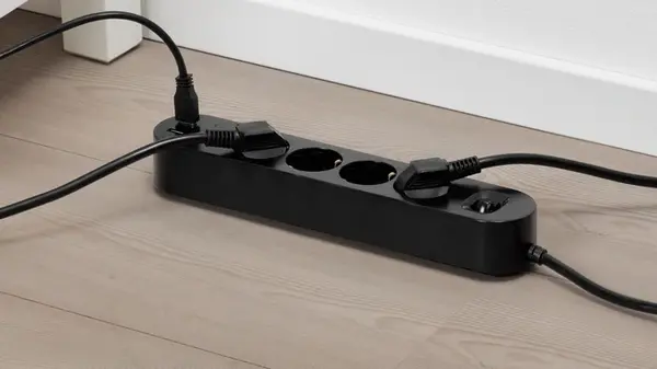 Что никогда не следует включать в удлинитель, а можно только в розетку: электрик назвал 3 прибора