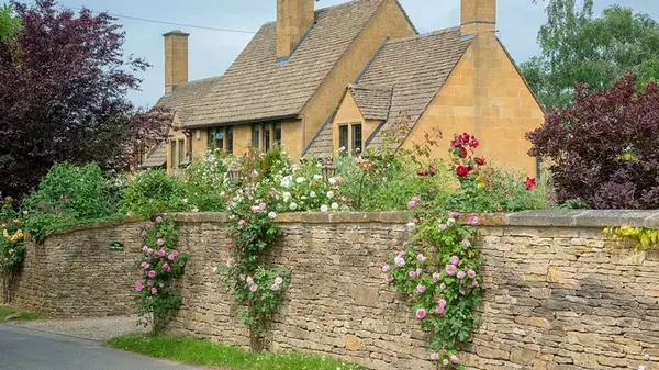 В Англии есть скрытый поселок, который будто остался в прошлом: чем еще он особенный