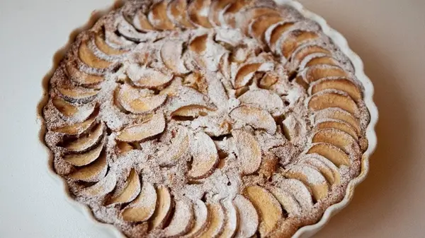 «Шарлотка» на кефире в мультиварке: пирог, который сметут со стола за минуту