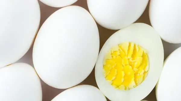 Каждый раз стопроцентный результат: как приготовить яйца с безупречным желтком, без таймера