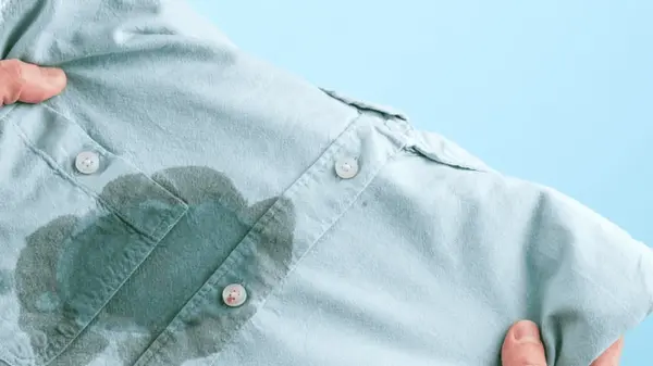 Насыпали, прогладили — и жирное пятно исчезло мгновенно: простой способ вывести грязь