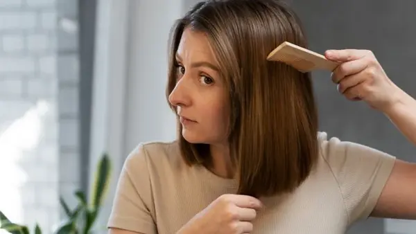 Вы делаете это каждый день? Эксперт назвал врагов густых волос после 40 лет