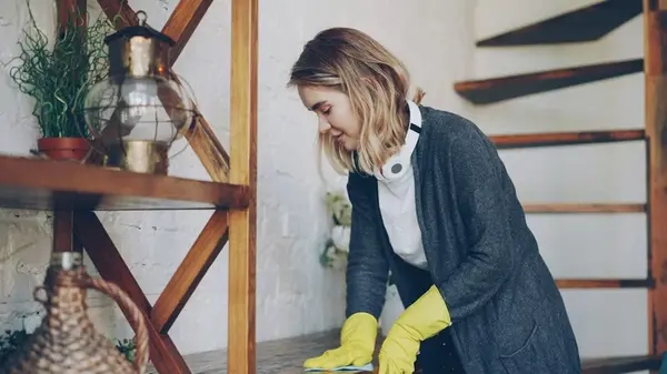 Японки никогда не вытирают пыль — секрет чистоты скрыт в колпачке этого средства, добавленного в воду