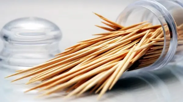 Четыре причины, почему зубочистки вредны для ваших зубов и десен
