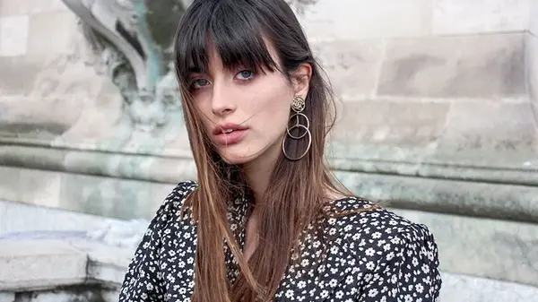 Новомодная челка 2025-го: как она выглядит и в чем ее феномен