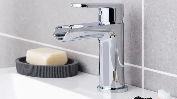 Чем натереть краны в ванной и на кухне, чтобы сияли несколько месяцев, как новые: действенный трюк