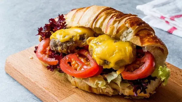 Круассан с куриной котлетой: рецепт вкусного бутерброда