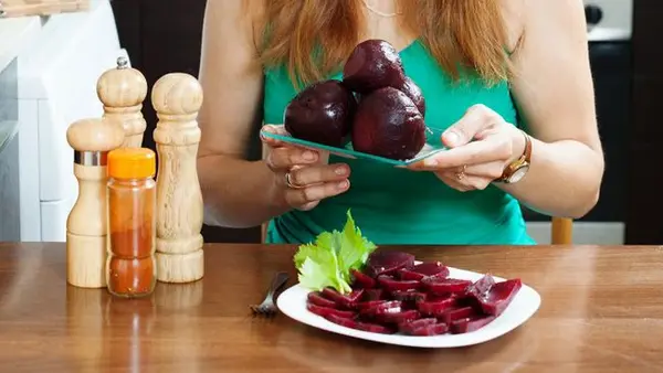 Как правильно варить свеклу, чтобы она осталась ярко-красной