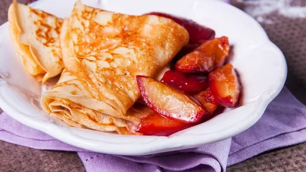 Блинчики со сливами: необычная идея осеннего завтрака