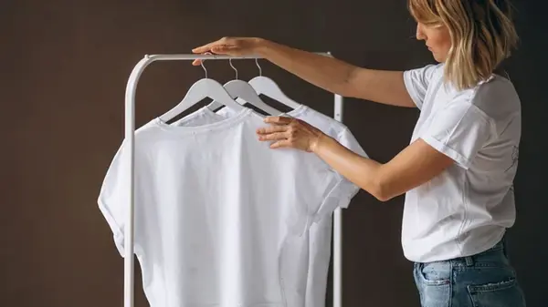 Как быстро избавиться от желтых пятен от пота на одежде: даже старые следы исчезнут, словно не было