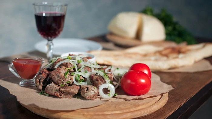 Шашлык, маринованный в вине: как приготовить сочное мясо