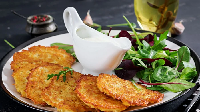 Деруны не потемнеют, будут золотистыми и пышными: только добавьте этот простой ингредиент