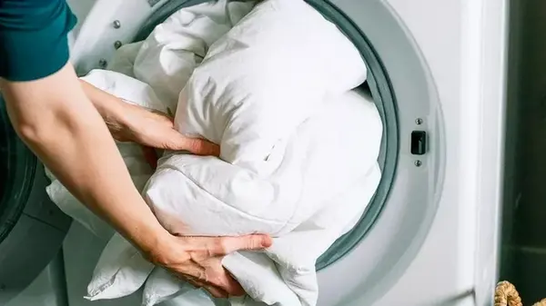 Как быстро и легко постирать одеяло, чтобы не сбился наполнитель: об этом трюке почти никто не знает