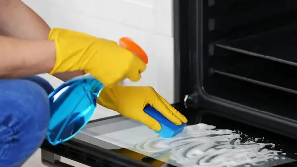 Как отмыть очень грязную духовку: эксперты по уборке назвали три действенных средства