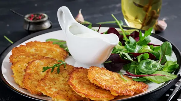 Деруны не потемнеют, будут золотистыми и пышными: только добавьте этот простой ингредиент