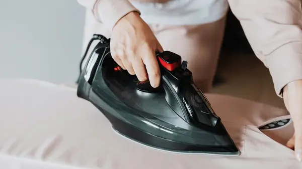 Ошибка, которая «убивает» одежду и утюг: как на самом деле нужно гладить вещи