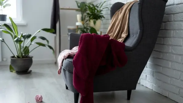 4 места, куда не стоит класть одежду, потому что можно навлечь нищету и болезни в свой дом