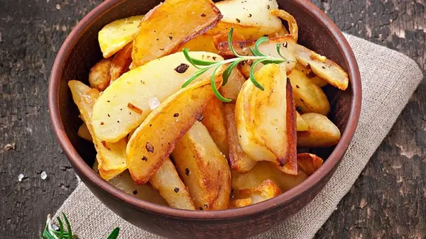 Жареный картофель будет вкусным, хрустящим и золотистым: секретный ингредиент для идеального блюда