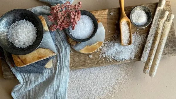 Вы не поверите, что делает обычная соль в стиральной машине: вещи становятся как новые