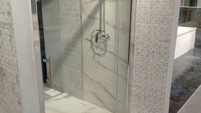 Как отмыть стекло в душевой кабине: полезный лайфхак