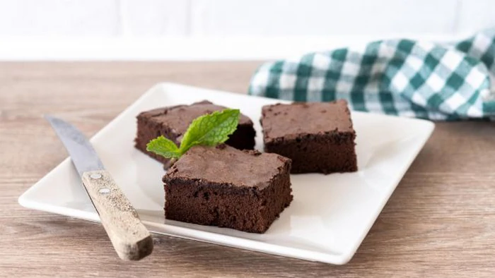 Низкокалорийный брауни из 4 ингредиентов: легкий рецепт десерта