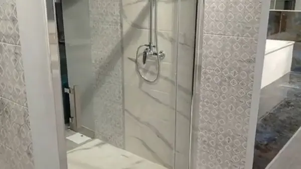 Как отмыть стекло в душевой кабине: полезный лайфхак