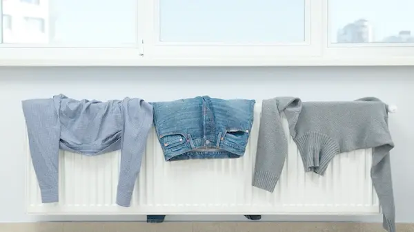 Опасная привычка: почему сушение мокрой одежды на радиаторе чревато серьезными болезнями